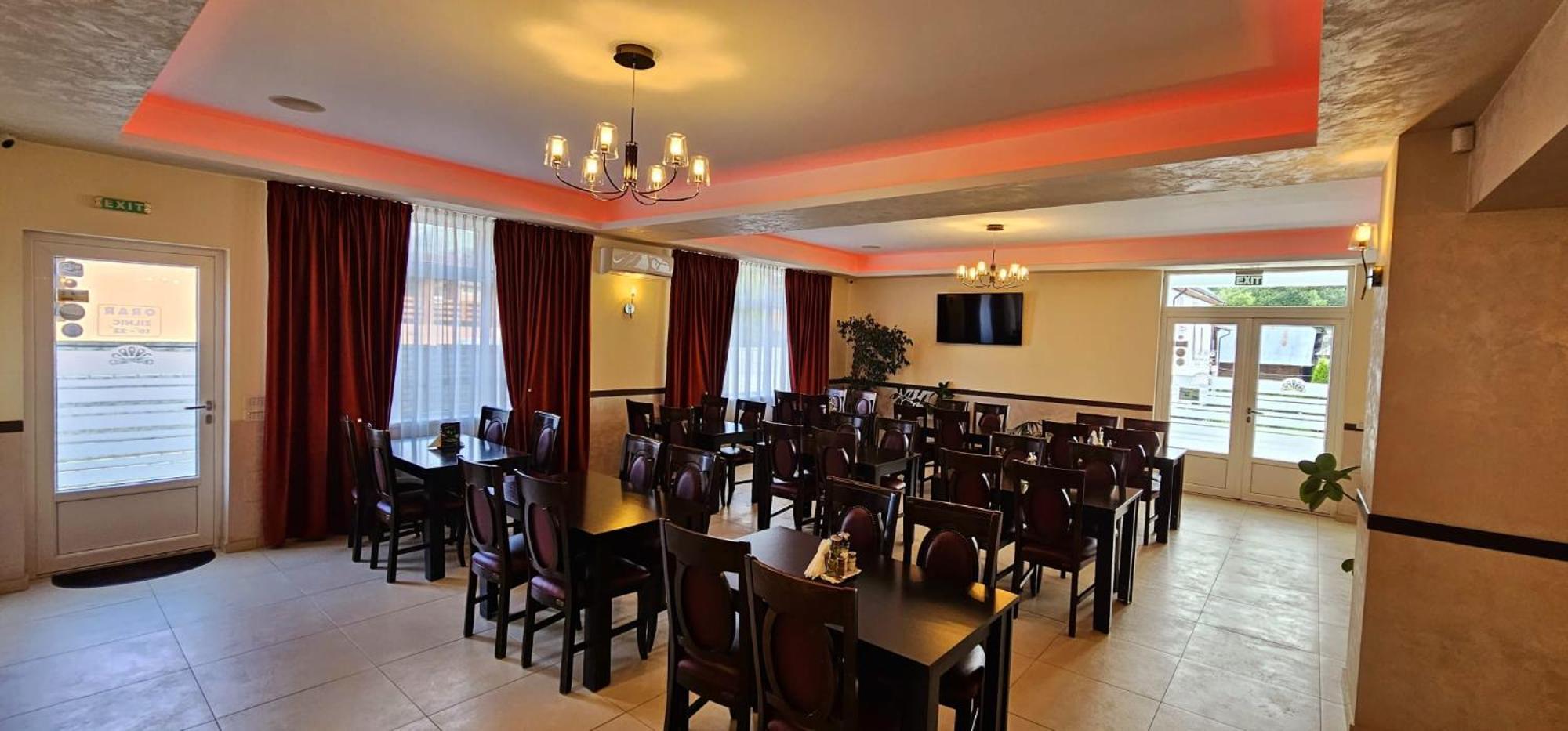 Pensiune Restaurant Pizzerie 2 Pauni Borşa 外观 照片
