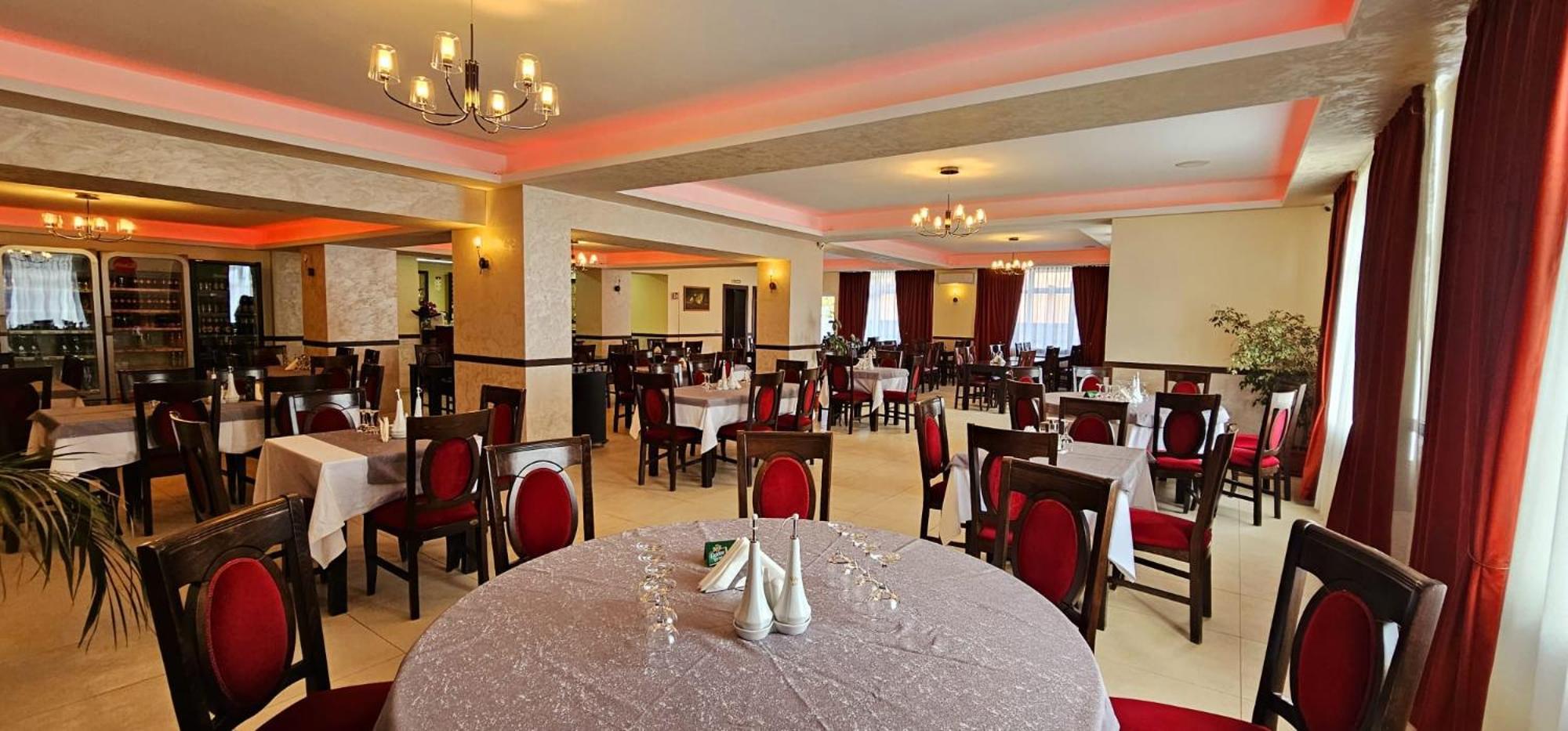 Pensiune Restaurant Pizzerie 2 Pauni Borşa 外观 照片